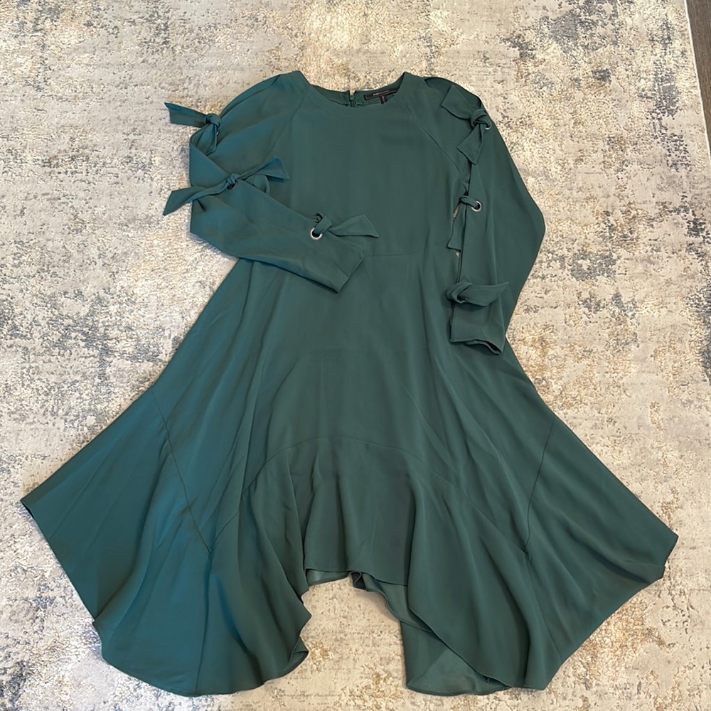 Bcbgmaxazria green dress. Size 06. Great condition. Worn one time.